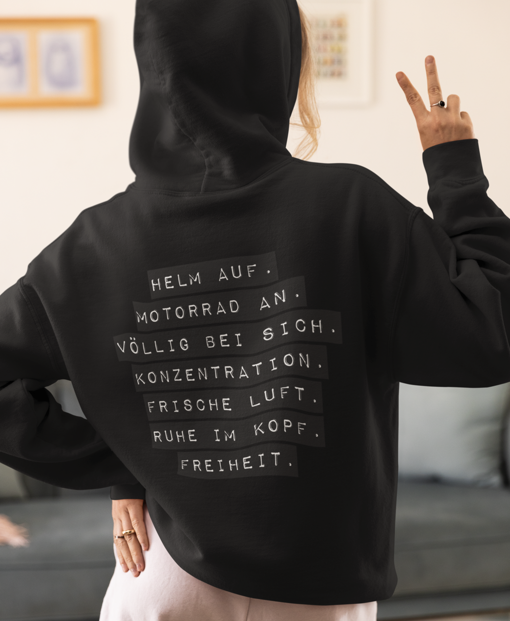Oversized Hoodie von Mazares Racing mit großem Rückenprint „HELM AUF. MOTORRAD AN. VÖLLIG BEI SICH. KONZENTRATION. FRISCHE LUFT. RUHE IM KOPF. FREIHEIT.“ – cleanes Streetwear-Design für Biker mit Fokus auf Mindset, Ruhe und Freiheit.