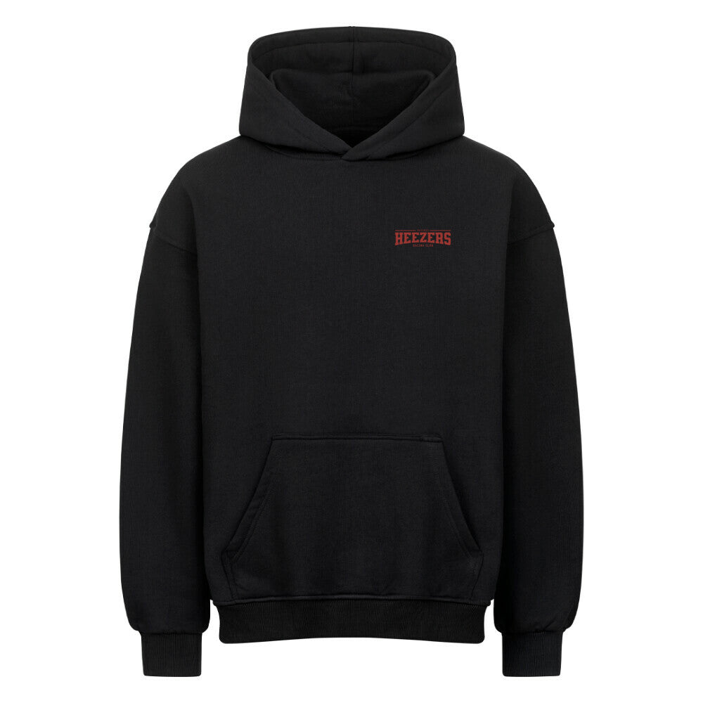 schwarzer Oversized Hoodie mit großem „HEEZERS Racing Club“ College-Print in Burgunder auf dem Rücken, dezentes Logo auf der Brust. Weite Passform, dropped shoulders, cleaner Look.