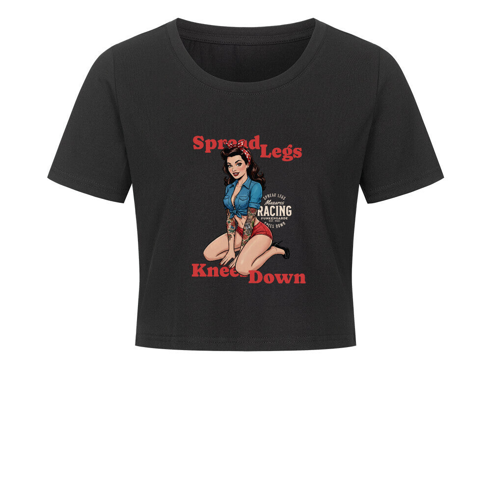 Mazares Racing Cropped Damen T-Shirt „Spread Legs / Knees Down“ – kurzes Streetwear-Shirt aus Baumwolle mit Retro-Pin-up Frontprint, in Schwarz.