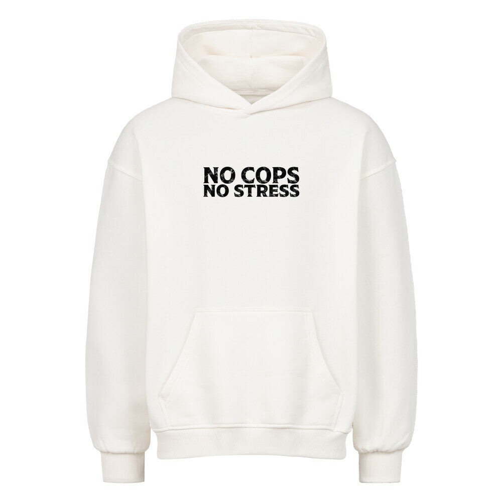 Frontansicht eines Mazares Oversized Hoodies in Weiß mit minimalistischem „No Cops No Stress“ Schriftzug auf der Brust. Der Hoodie hat einen modernen Oversized-Schnitt mit Drop Shoulders und einer großen Bauchtasche.