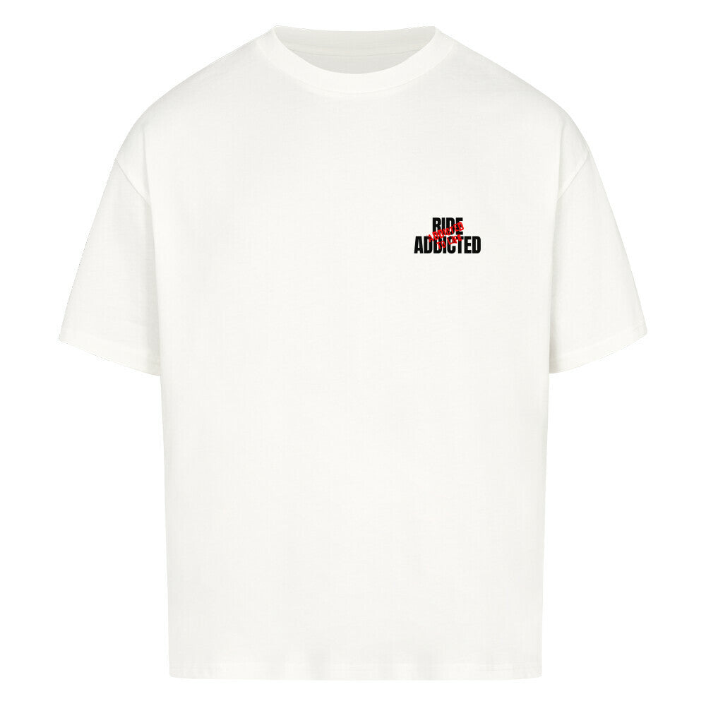 Oversized Motorrad T-Shirt mit kleinem Ride Addicted Brustprint. Schweres 240 GSM Baumwollshirt mit lässigem Oversized Fit und Dropped Shoulders für Motorradfahrer und Biker. weiß