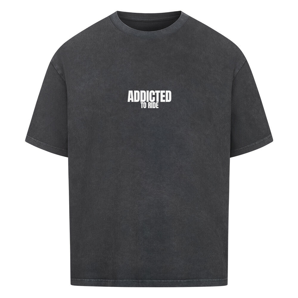Oversized Motorrad T-Shirt mit dezentem RIDE ADDICTED Brustprint. Schweres 240 GSM Baumwollshirt mit lässigem Oversized Fit und Dropped Shoulders von Mazares Racing.