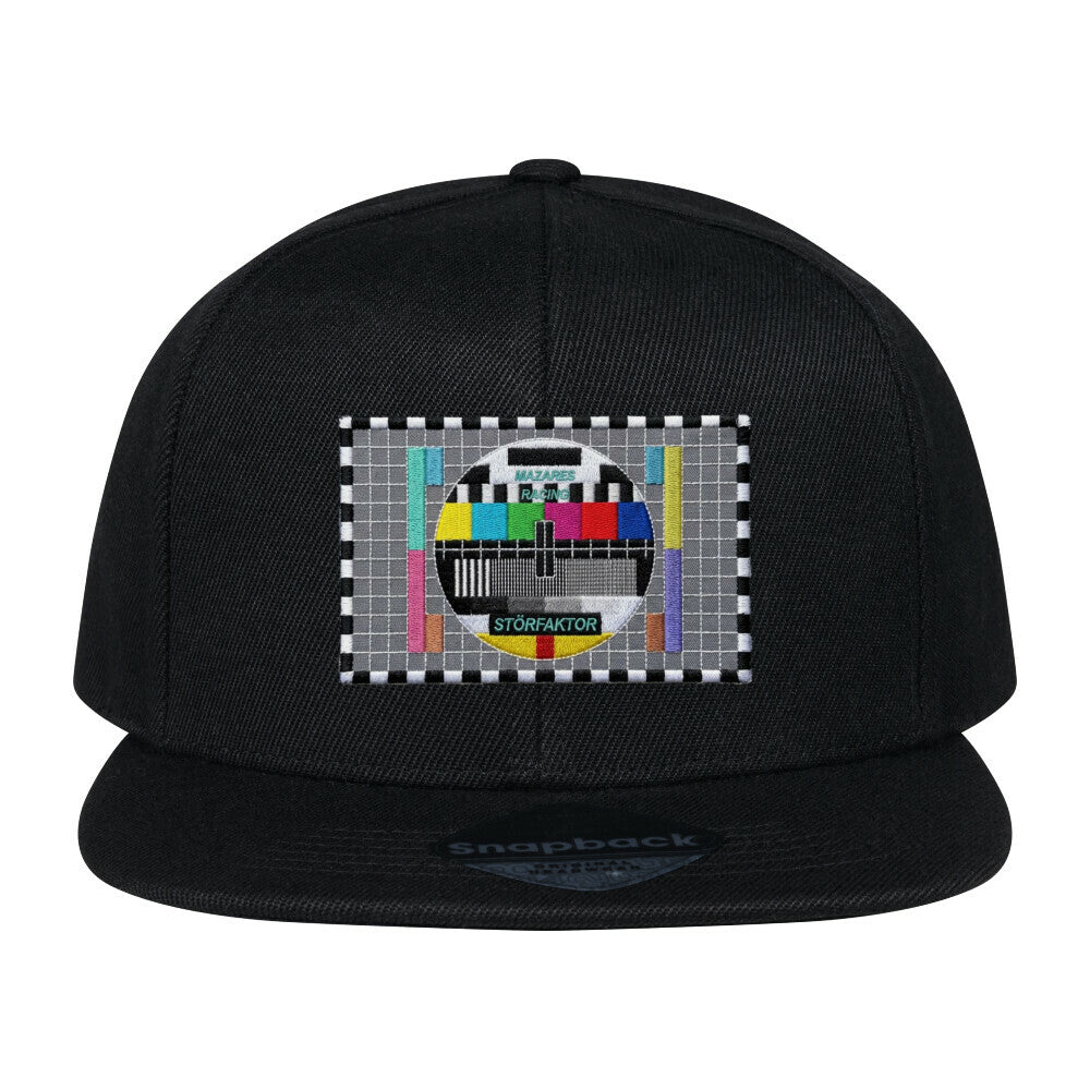 Schwarze Flat-Peak Snapback Cap mit STÖRFAKTOR Testbild-Patch auf der Front. Motorrad Lifestyle Cap von Mazares Racing mit markanter Passform und verstellbarem Snapback-Verschluss.
