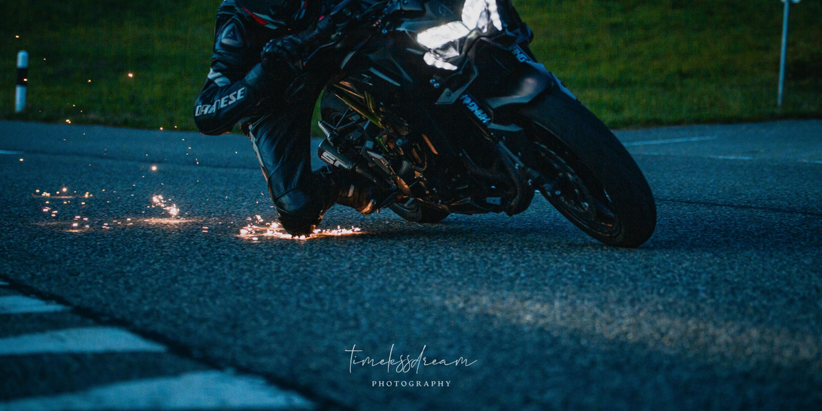 Das Gefühl von Freiheit beim Knieschleifen und Funkenflug. Motorradfahren ist mehr, als zwei Räder und ein Motor. 