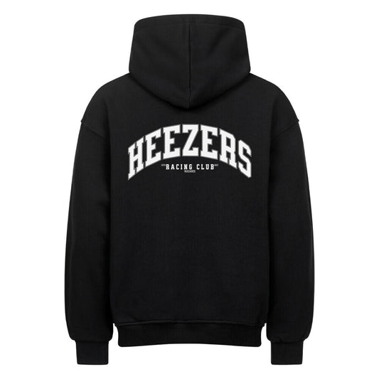 schwarzer Oversized Hoodie mit großem „HEEZERS Racing Club“ College-Print in weiß auf dem Rücken, dezentes Logo auf der Brust. Weite Passform, dropped shoulders, cleaner Look.