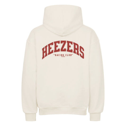 Cremefarbener Oversized Hoodie mit großem „HEEZERS Racing Club“ College-Print in Burgunder auf dem Rücken, dezentes Logo auf der Brust. Weite Passform, dropped shoulders, cleaner Look.
