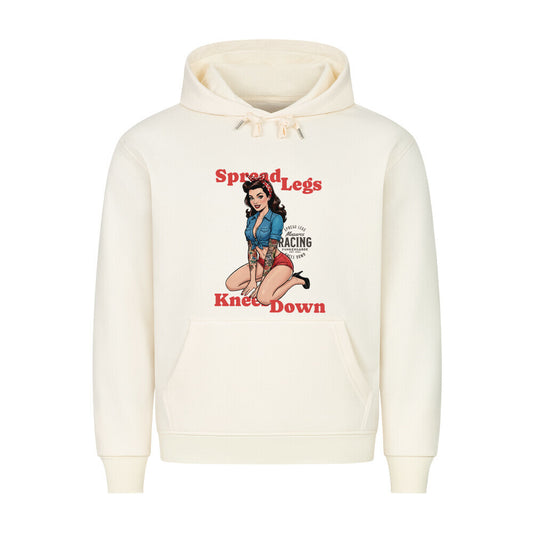 Mazares Racing Classic Hoodie „Spread Legs / Knees Down“ – beiger Kapuzenpullover mit Retro-Pin-up Frontprint und Mazares Racing Logo, 80 % Baumwolle, 20 % Polyester.