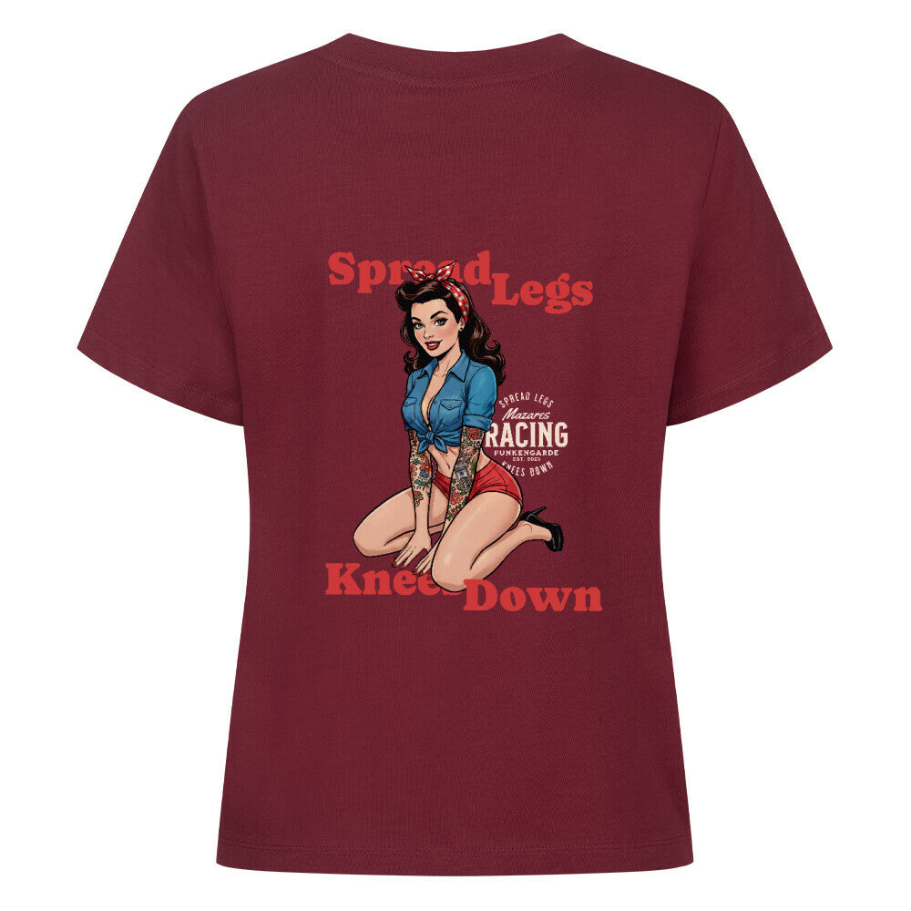 Mazares Racing Damen Shirt „Spread Legs / Knees Down“ – leichtes Bio-Baumwollshirt in legerem Schnitt mit Retro-Pin-up-Print und Mazares Racing Logo. burgunder