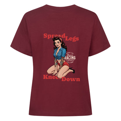 Mazares Racing Damen Shirt „Spread Legs / Knees Down“ – leichtes Bio-Baumwollshirt in legerem Schnitt mit Retro-Pin-up-Print und Mazares Racing Logo. burgunder