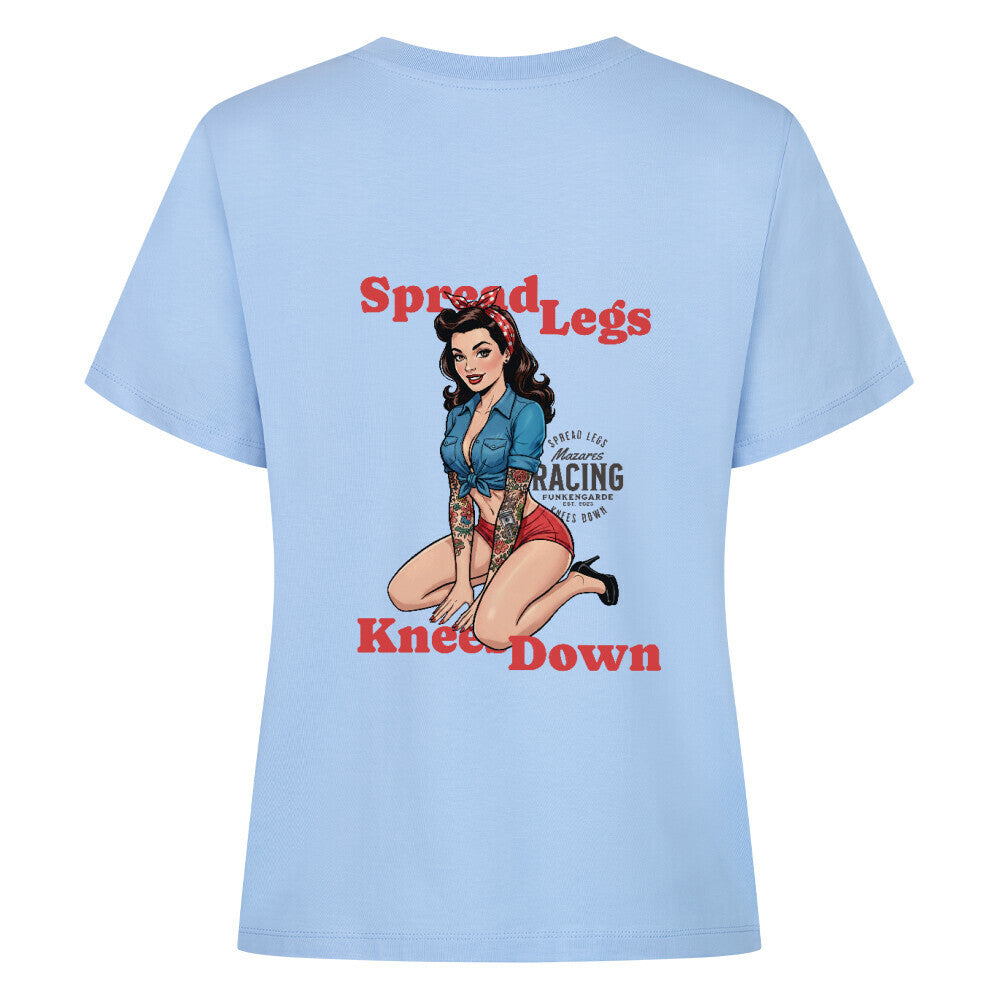 Mazares Racing Damen Shirt „Spread Legs / Knees Down“ – leichtes Bio-Baumwollshirt in legerem Schnitt mit Retro-Pin-up-Print und Mazares Racing Logo. sky blue