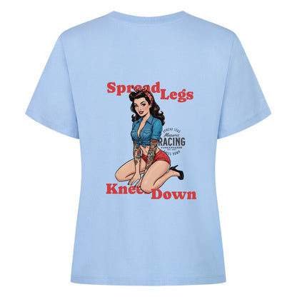 Mazares Racing Damen Shirt „Spread Legs / Knees Down“ – leichtes Bio-Baumwollshirt in legerem Schnitt mit Retro-Pin-up-Print und Mazares Racing Logo. sky blue