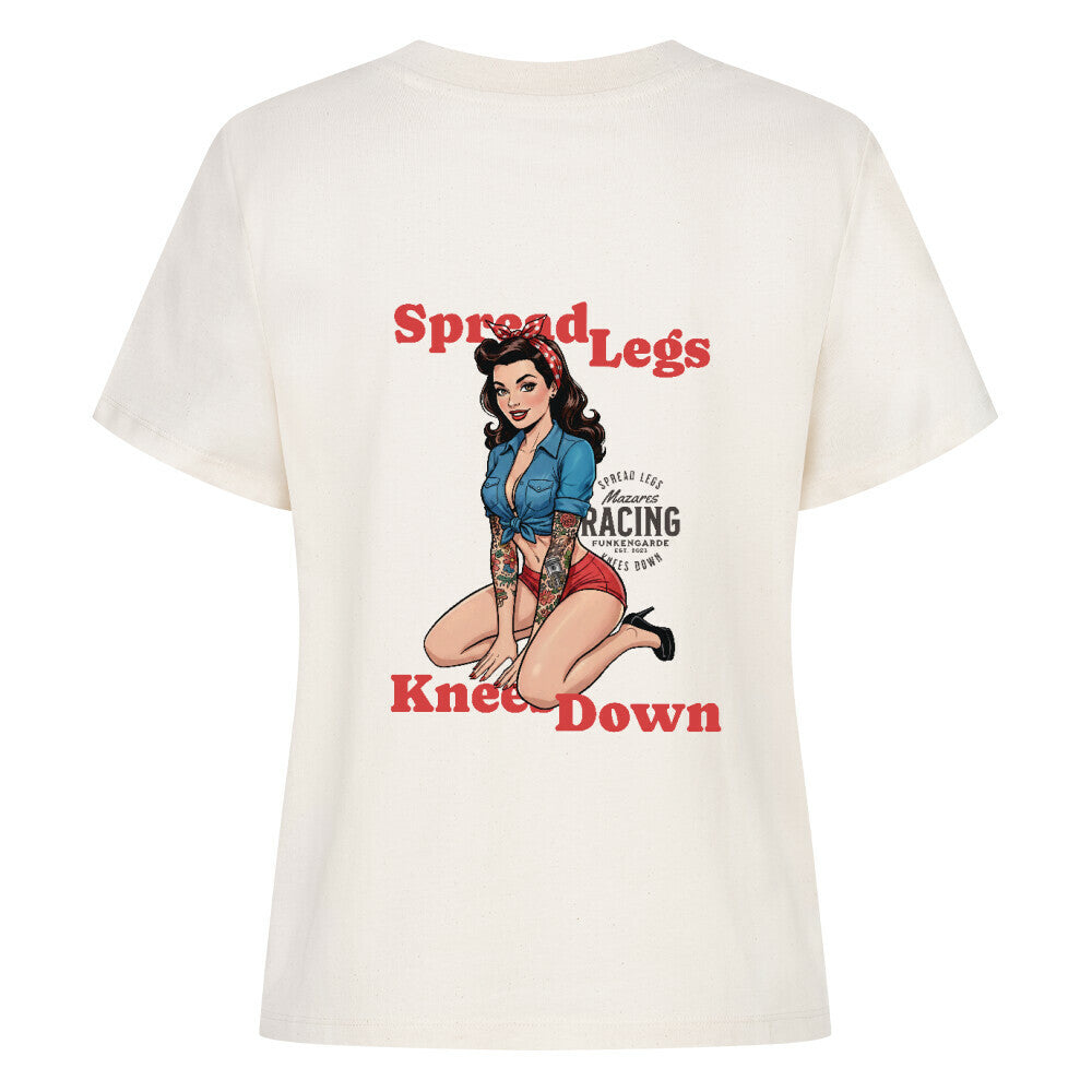 Mazares Racing Damen Shirt „Spread Legs / Knees Down“ – leichtes Bio-Baumwollshirt in legerem Schnitt mit Retro-Pin-up-Print und Mazares Racing Logo. natural