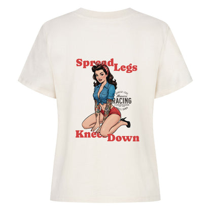 Mazares Racing Damen Shirt „Spread Legs / Knees Down“ – leichtes Bio-Baumwollshirt in legerem Schnitt mit Retro-Pin-up-Print und Mazares Racing Logo. natural