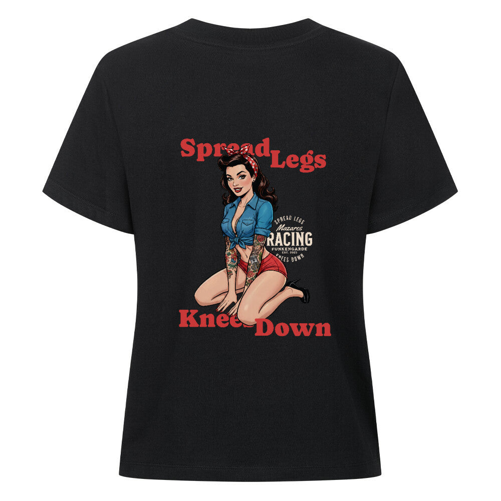 Mazares Racing Damen Shirt „Spread Legs / Knees Down“ – leichtes Bio-Baumwollshirt in legerem Schnitt mit Retro-Pin-up-Print und Mazares Racing Logo. schwarz