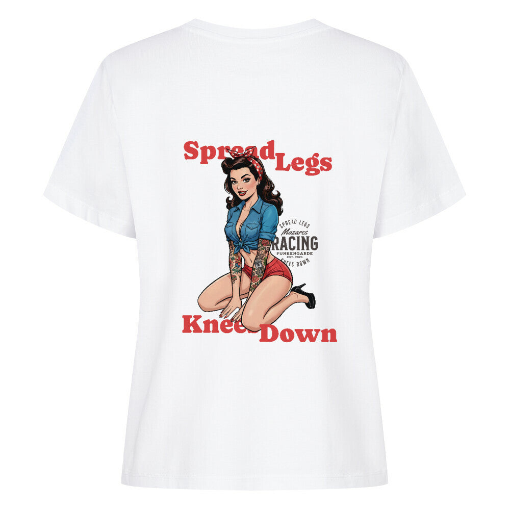 Mazares Racing Damen Shirt „Spread Legs / Knees Down“ – leichtes Bio-Baumwollshirt in legerem Schnitt mit Retro-Pin-up-Print und Mazares Racing Logo. weiß