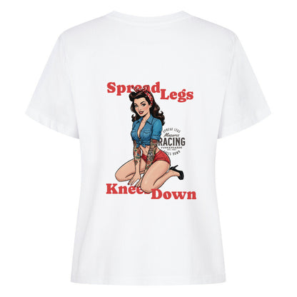 Mazares Racing Damen Shirt „Spread Legs / Knees Down“ – leichtes Bio-Baumwollshirt in legerem Schnitt mit Retro-Pin-up-Print und Mazares Racing Logo. weiß