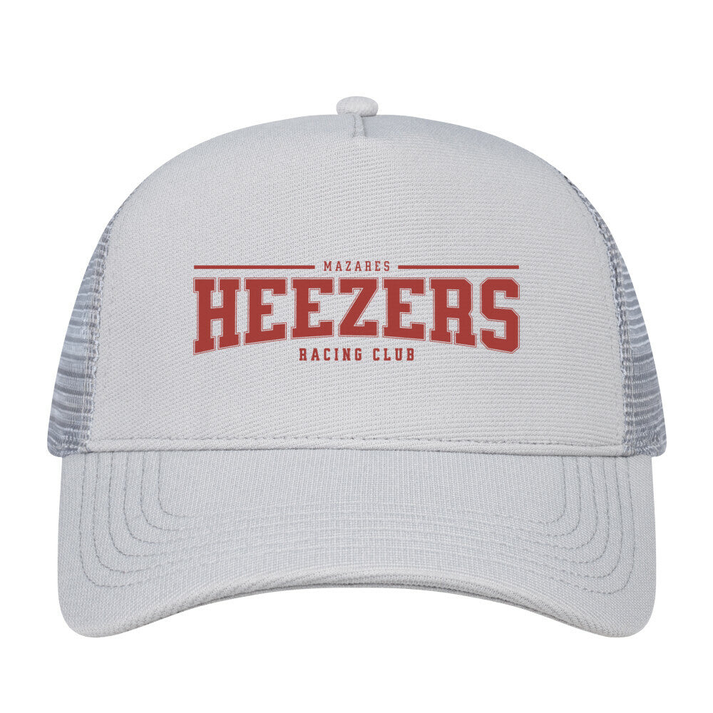 Mazares Heezers Racing Club Trucker Cap mit Frontprint und atmungsaktivem Mesh-Rücken im Motorsport Streetwear Design hellgrau
