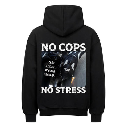 Frontansicht eines Mazares Oversized Hoodies in schwarz mit minimalistischem „No Cops No Stress“ Schriftzug auf der Brust. Der Hoodie hat einen modernen Oversized-Schnitt mit Drop Shoulders und einer großen Bauchtasche.