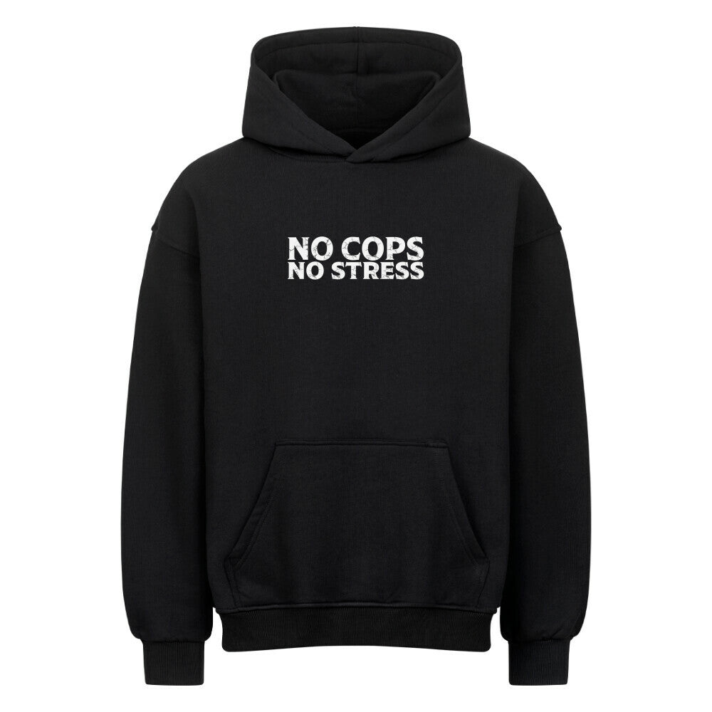 Frontansicht eines Mazares Oversized Hoodies in Schwarz mit minimalistischem „No Cops No Stress“ Schriftzug auf der Brust. Der Hoodie hat einen modernen Oversized-Schnitt mit Drop Shoulders und einer großen Bauchtasche.