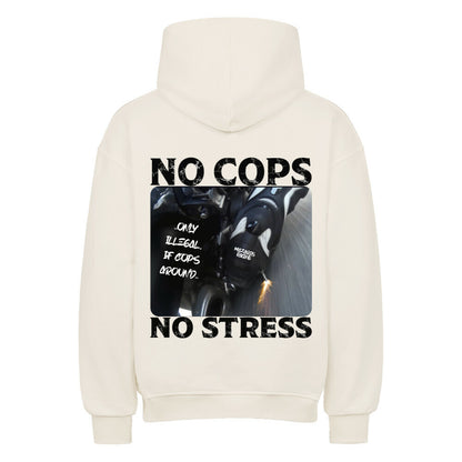 Frontansicht eines Mazares Oversized Hoodies in Natural Raw mit minimalistischem „No Cops No Stress“ Schriftzug auf der Brust. Der Hoodie hat einen modernen Oversized-Schnitt mit Drop Shoulders und einer großen Bauchtasche.