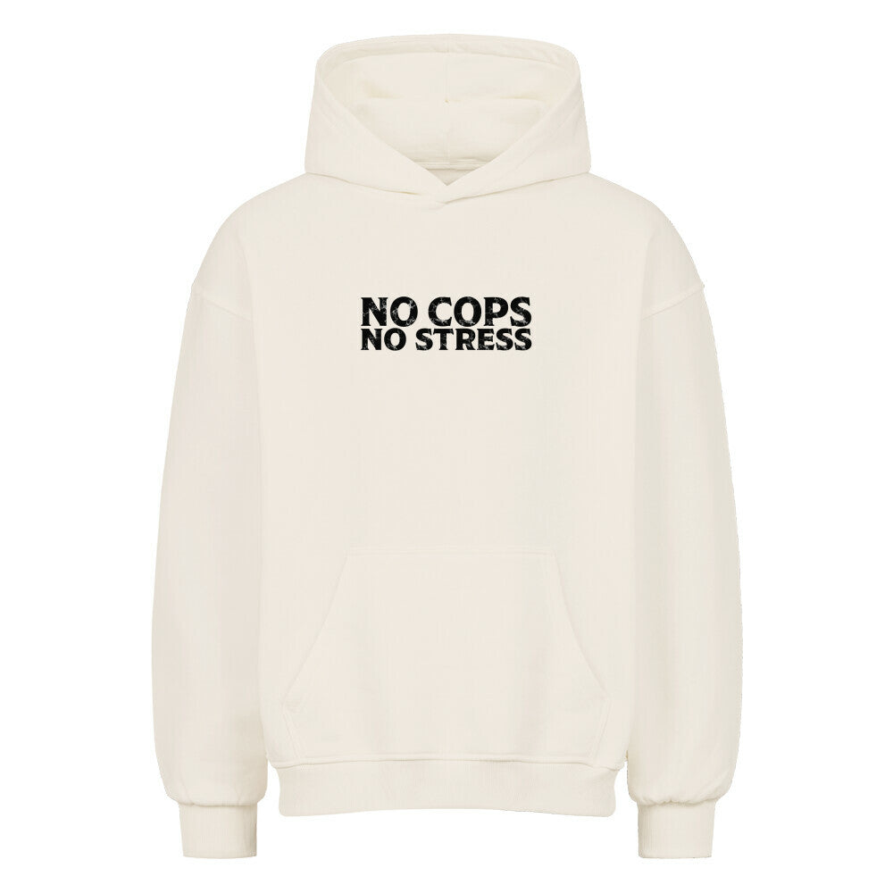 Frontansicht eines Mazares Oversized Hoodies in Natural Raw mit minimalistischem „No Cops No Stress“ Schriftzug auf der Brust. Der Hoodie hat einen modernen Oversized-Schnitt mit Drop Shoulders und einer großen Bauchtasche.