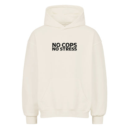 Frontansicht eines Mazares Oversized Hoodies in Natural Raw mit minimalistischem „No Cops No Stress“ Schriftzug auf der Brust. Der Hoodie hat einen modernen Oversized-Schnitt mit Drop Shoulders und einer großen Bauchtasche.