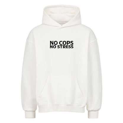 Frontansicht eines Mazares Oversized Hoodies in Weiß mit minimalistischem „No Cops No Stress“ Schriftzug auf der Brust. Der Hoodie hat einen modernen Oversized-Schnitt mit Drop Shoulders und einer großen Bauchtasche.