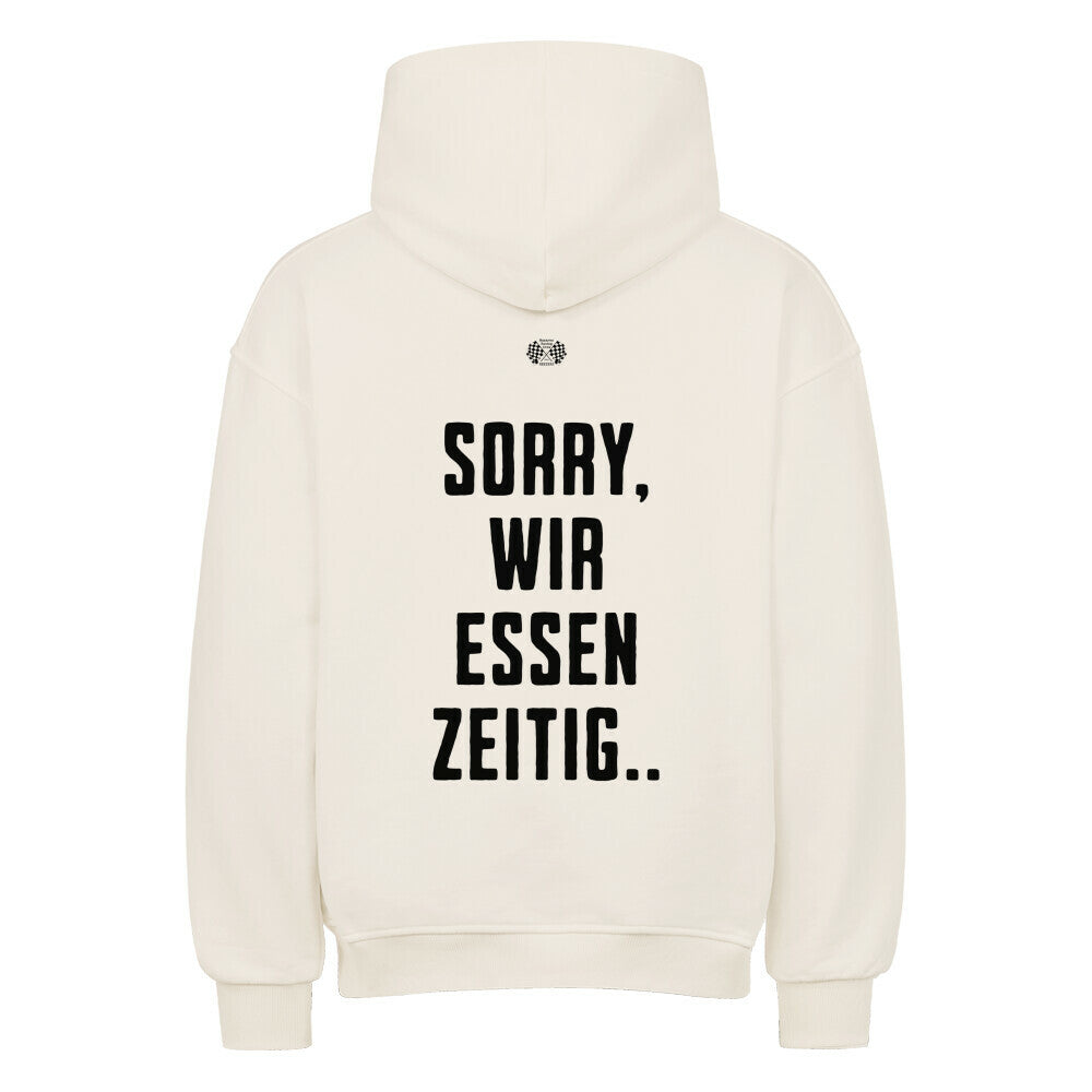 Oversized Hoodie in Natural Raw mit großem Rückenprint „Sorry, wir essen zeitig“ im klaren Streetwear-Typografie Stil.