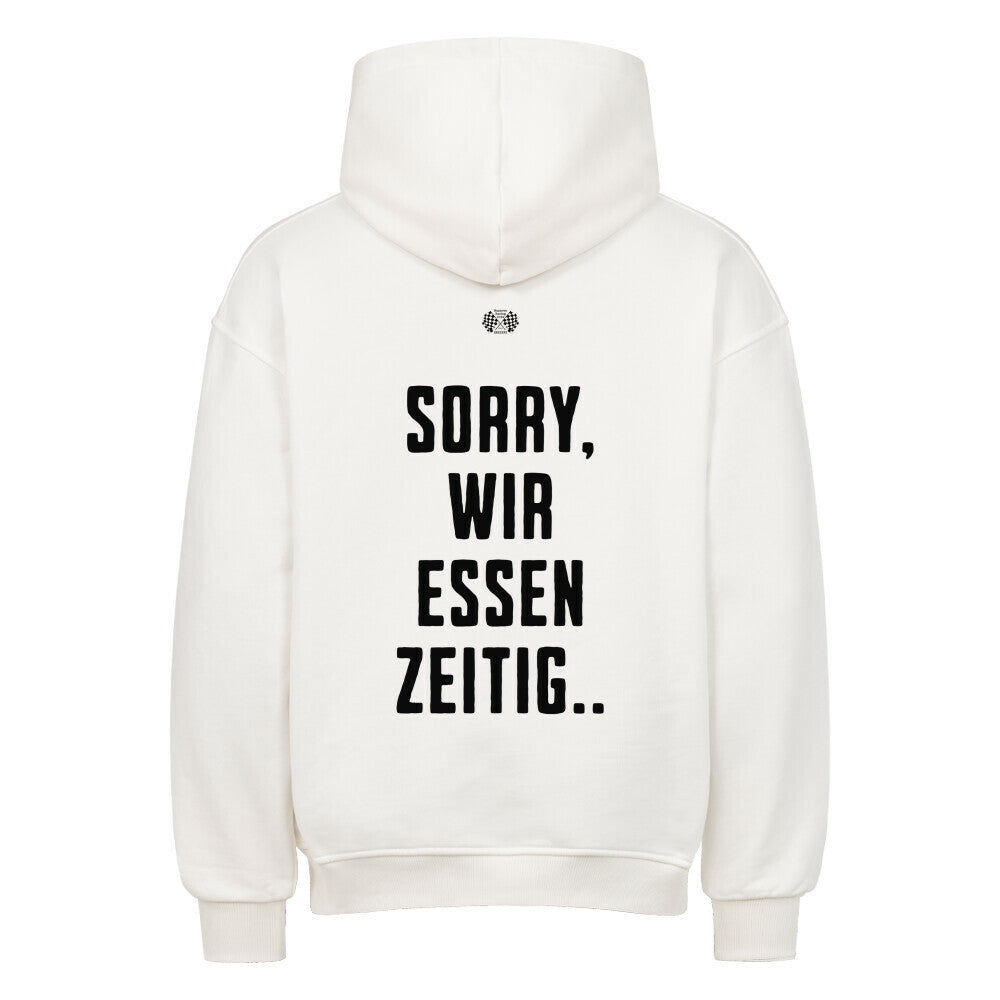 Oversized Hoodie in weiß mit großem Rückenprint „Sorry, wir essen zeitig“ im klaren Streetwear-Typografie Stil.