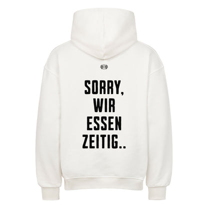 Oversized Hoodie in weiß mit großem Rückenprint „Sorry, wir essen zeitig“ im klaren Streetwear-Typografie Stil.