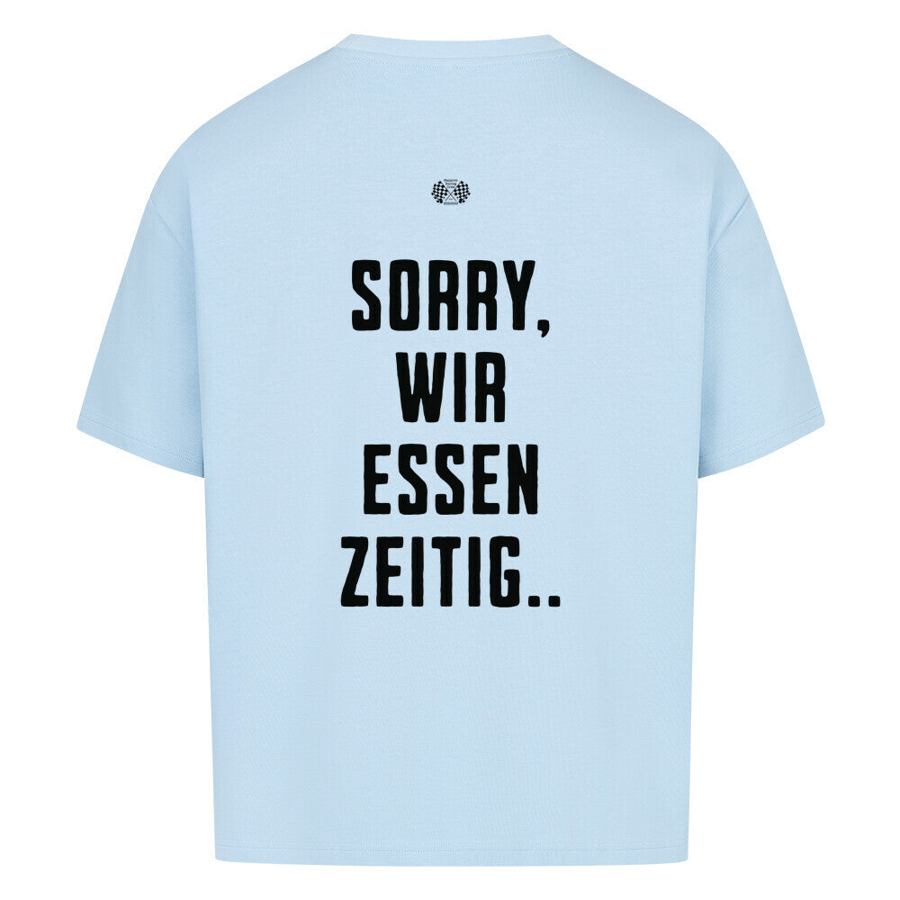 Babyblaues Oversized T-Shirt mit großem Rückenprint „Sorry, wir essen zeitig“ und minimalistischem Brustprint im Mazares Racing Stil