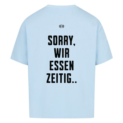 Babyblaues Oversized T-Shirt mit großem Rückenprint „Sorry, wir essen zeitig“ und minimalistischem Brustprint im Mazares Racing Stil