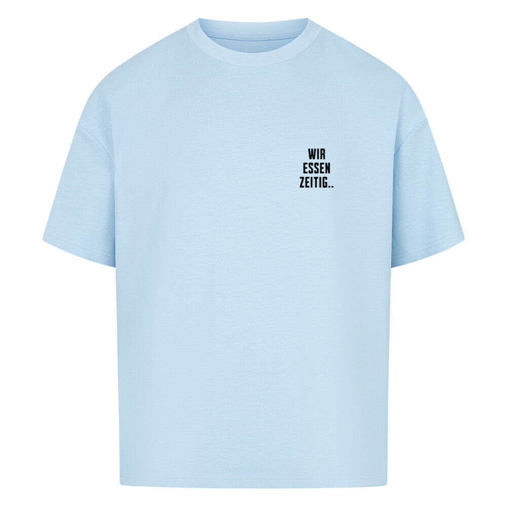 babyblaues Oversized T-Shirt mit großem Rückenprint „Sorry, wir essen zeitig“ und minimalistischem Brustprint im Mazares Racing Stil