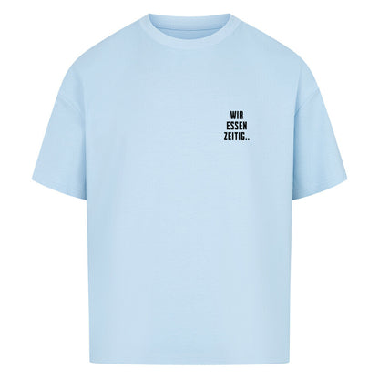 babyblaues Oversized T-Shirt mit großem Rückenprint „Sorry, wir essen zeitig“ und minimalistischem Brustprint im Mazares Racing Stil