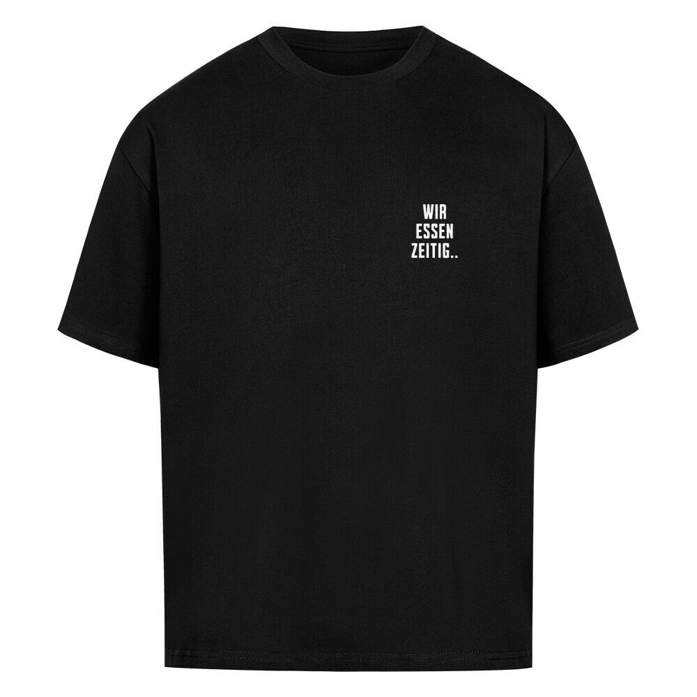 Schwarzes Oversized T-Shirt mit großem Rückenprint „Sorry, wir essen zeitig“ und minimalistischem Brustprint im Mazares Racing Stil