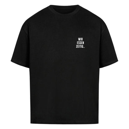 Schwarzes Oversized T-Shirt mit großem Rückenprint „Sorry, wir essen zeitig“ und minimalistischem Brustprint im Mazares Racing Stil