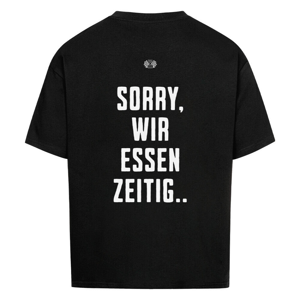Schwarzes Oversized T-Shirt mit großem Rückenprint „Sorry, wir essen zeitig“ und minimalistischem Brustprint im Mazares Racing Stil