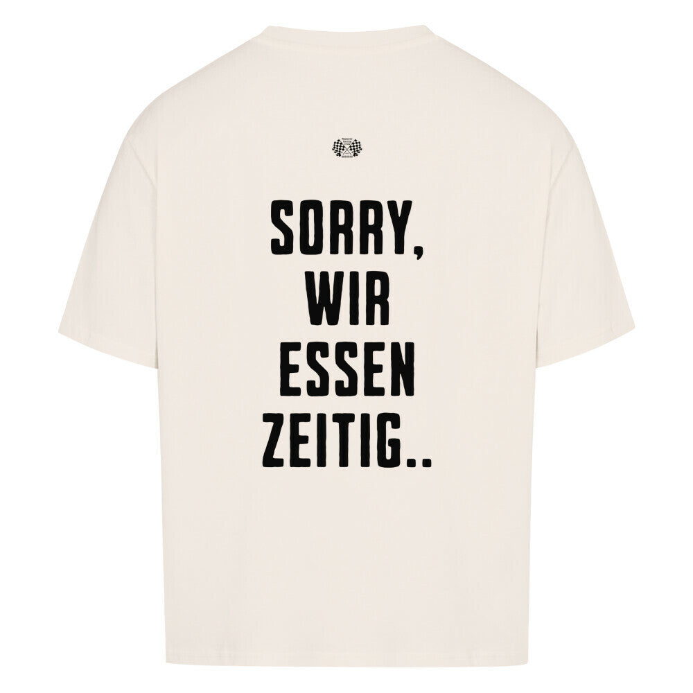 natural raw Oversized T-Shirt mit großem Rückenprint „Sorry, wir essen zeitig“ und minimalistischem Brustprint im Mazares Racing Stil