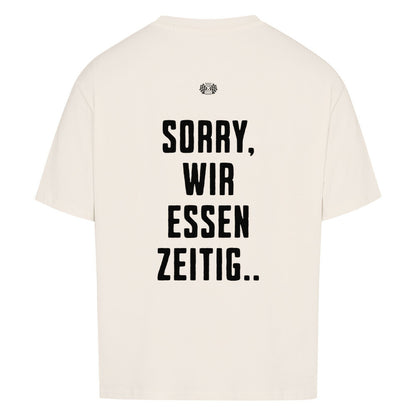 natural raw Oversized T-Shirt mit großem Rückenprint „Sorry, wir essen zeitig“ und minimalistischem Brustprint im Mazares Racing Stil