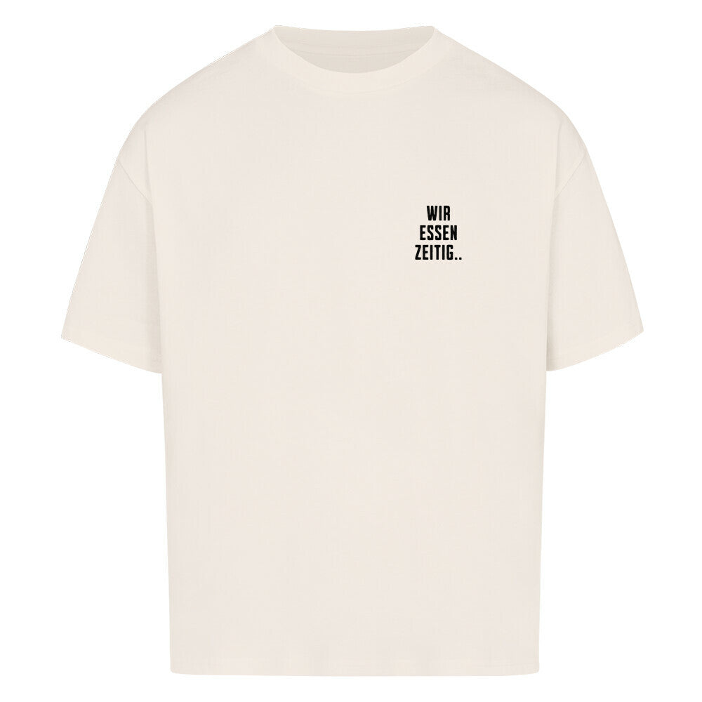 natural raw Oversized T-Shirt mit großem Rückenprint „Sorry, wir essen zeitig“ und minimalistischem Brustprint im Mazares Racing Stil
