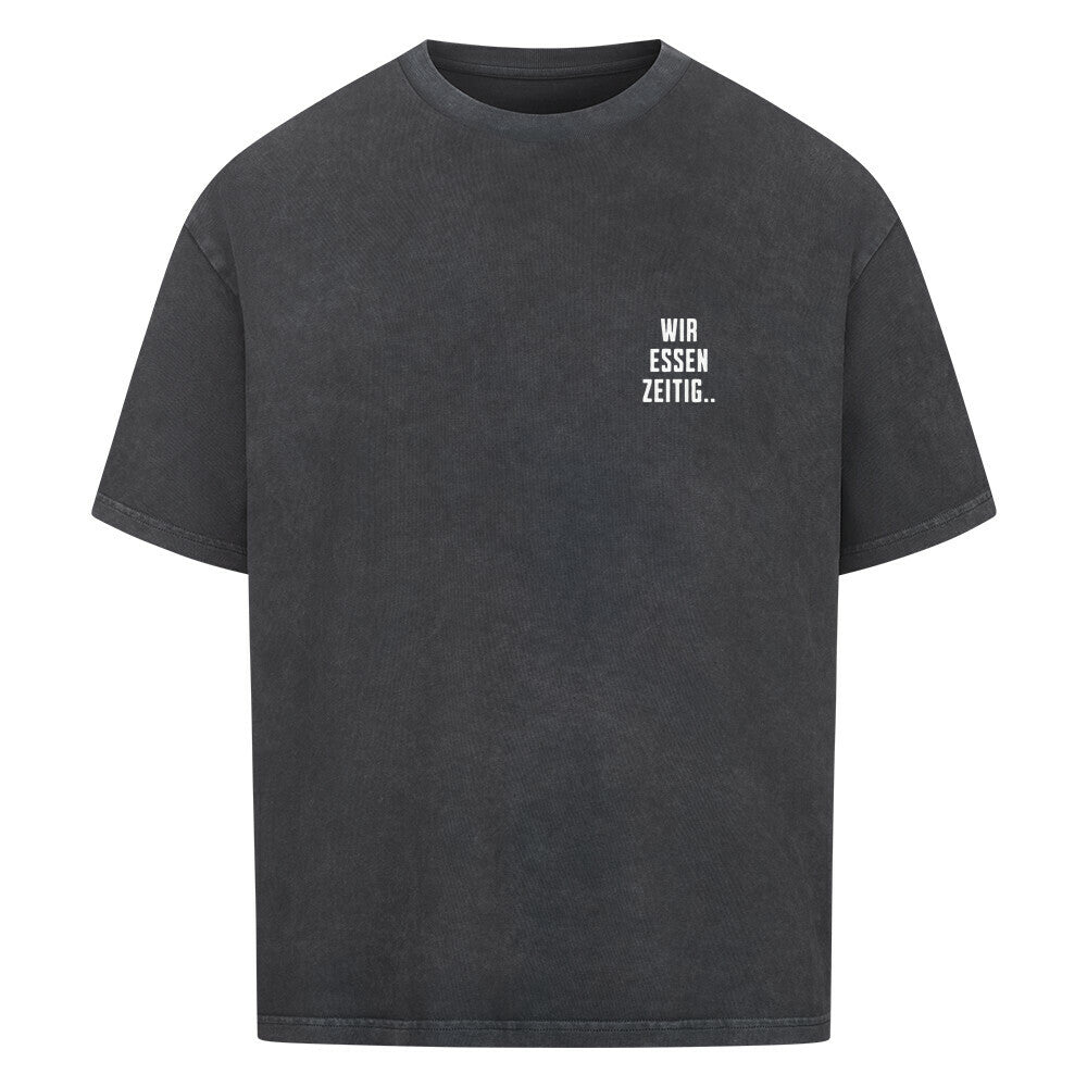 washed black Oversized T-Shirt mit großem Rückenprint „Sorry, wir essen zeitig“ und minimalistischem Brustprint im Mazares Racing Stil