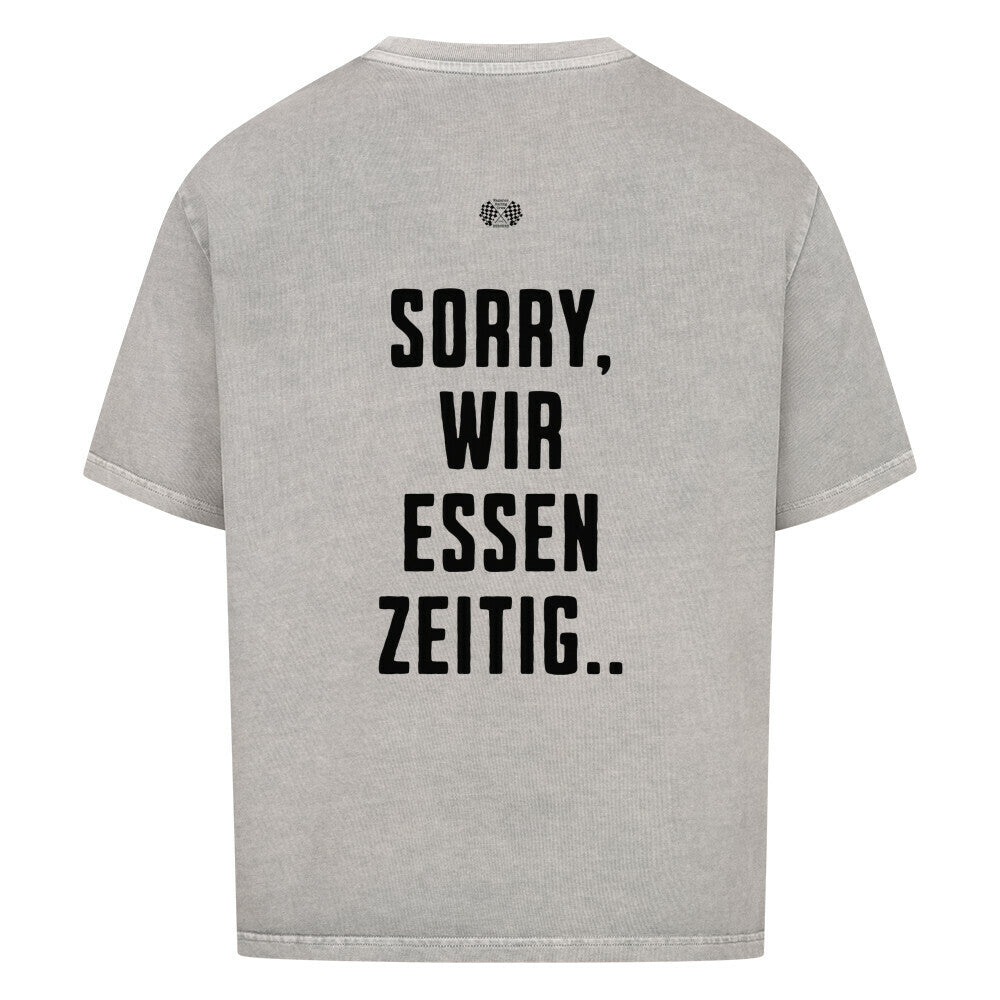 washed grey Oversized T-Shirt mit großem Rückenprint „Sorry, wir essen zeitig“ und minimalistischem Brustprint im Mazares Racing Stil