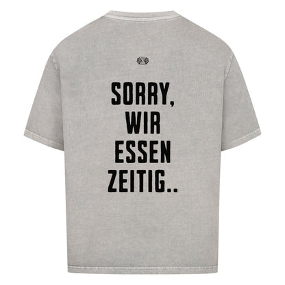 washed grey Oversized T-Shirt mit großem Rückenprint „Sorry, wir essen zeitig“ und minimalistischem Brustprint im Mazares Racing Stil