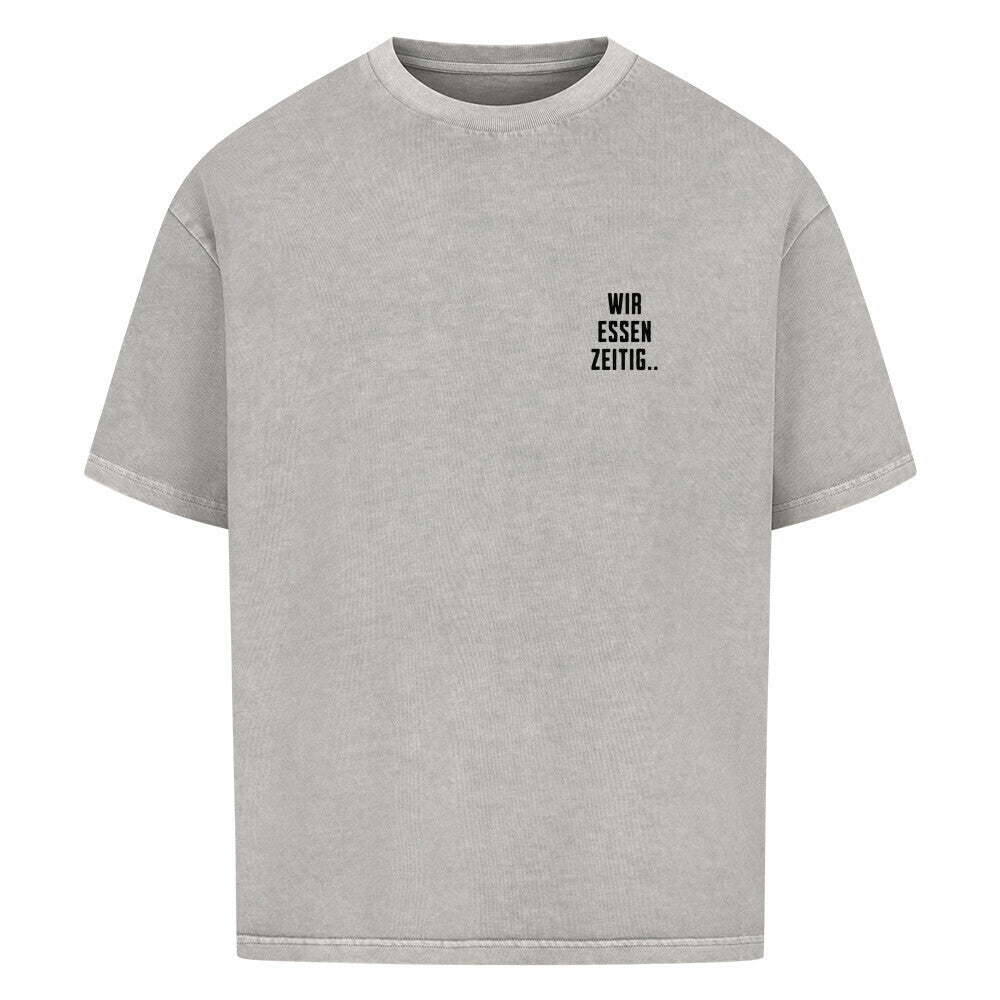 Washed Grey Oversized T-Shirt mit großem Rückenprint „Sorry, wir essen zeitig“ und minimalistischem Brustprint im Mazares Racing Stil