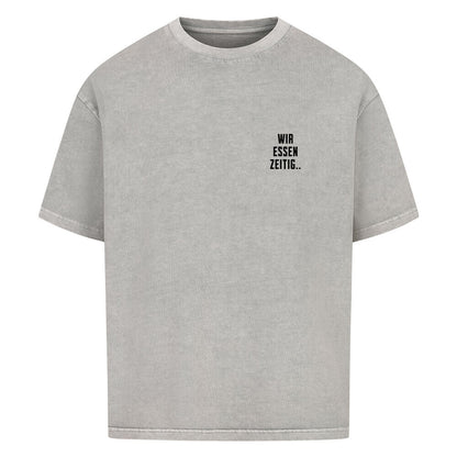 Washed Grey Oversized T-Shirt mit großem Rückenprint „Sorry, wir essen zeitig“ und minimalistischem Brustprint im Mazares Racing Stil