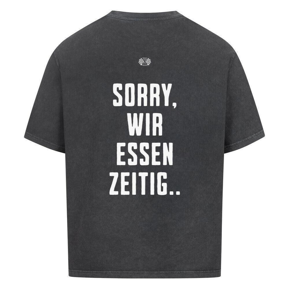 washed black Oversized T-Shirt mit großem Rückenprint „Sorry, wir essen zeitig“ und minimalistischem Brustprint im Mazares Racing Stil