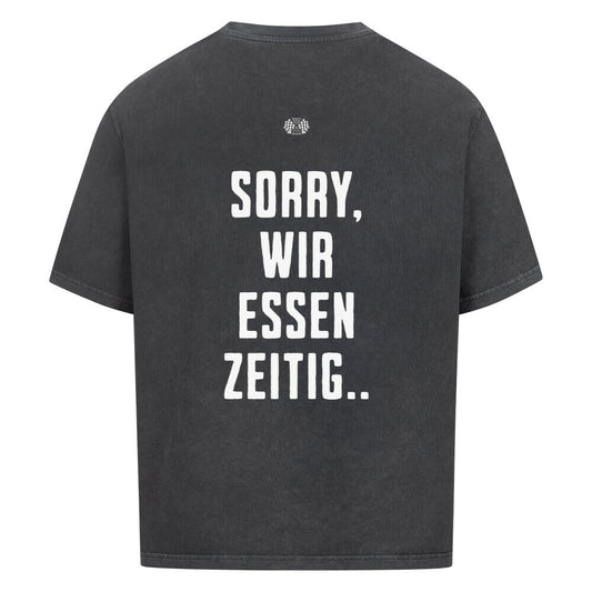 washed black Oversized T-Shirt mit großem Rückenprint „Sorry, wir essen zeitig“ und minimalistischem Brustprint im Mazares Racing Stil