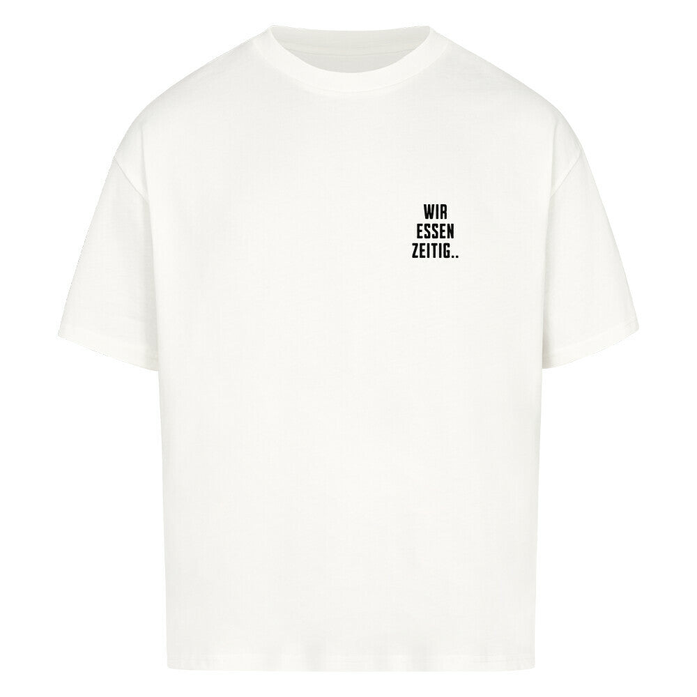 Weißes Oversized T-Shirt mit großem Rückenprint „Sorry, wir essen zeitig“ und minimalistischem Brustprint im Mazares Racing Stil