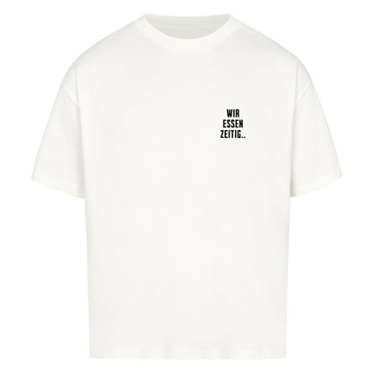 Weißes Oversized T-Shirt mit großem Rückenprint „Sorry, wir essen zeitig“ und minimalistischem Brustprint im Mazares Racing Stil
