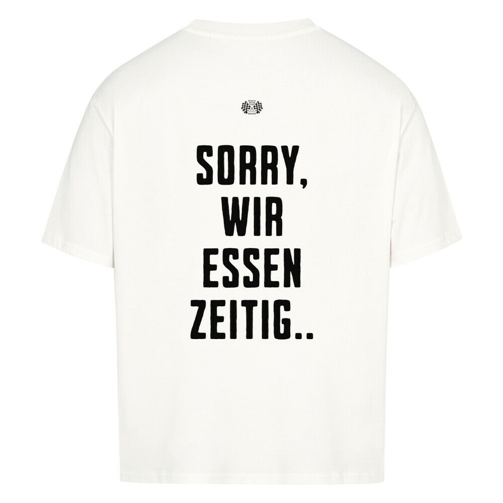Weißes Oversized T-Shirt mit großem Rückenprint „Sorry, wir essen zeitig“ und minimalistischem Brustprint im Mazares Racing Stil